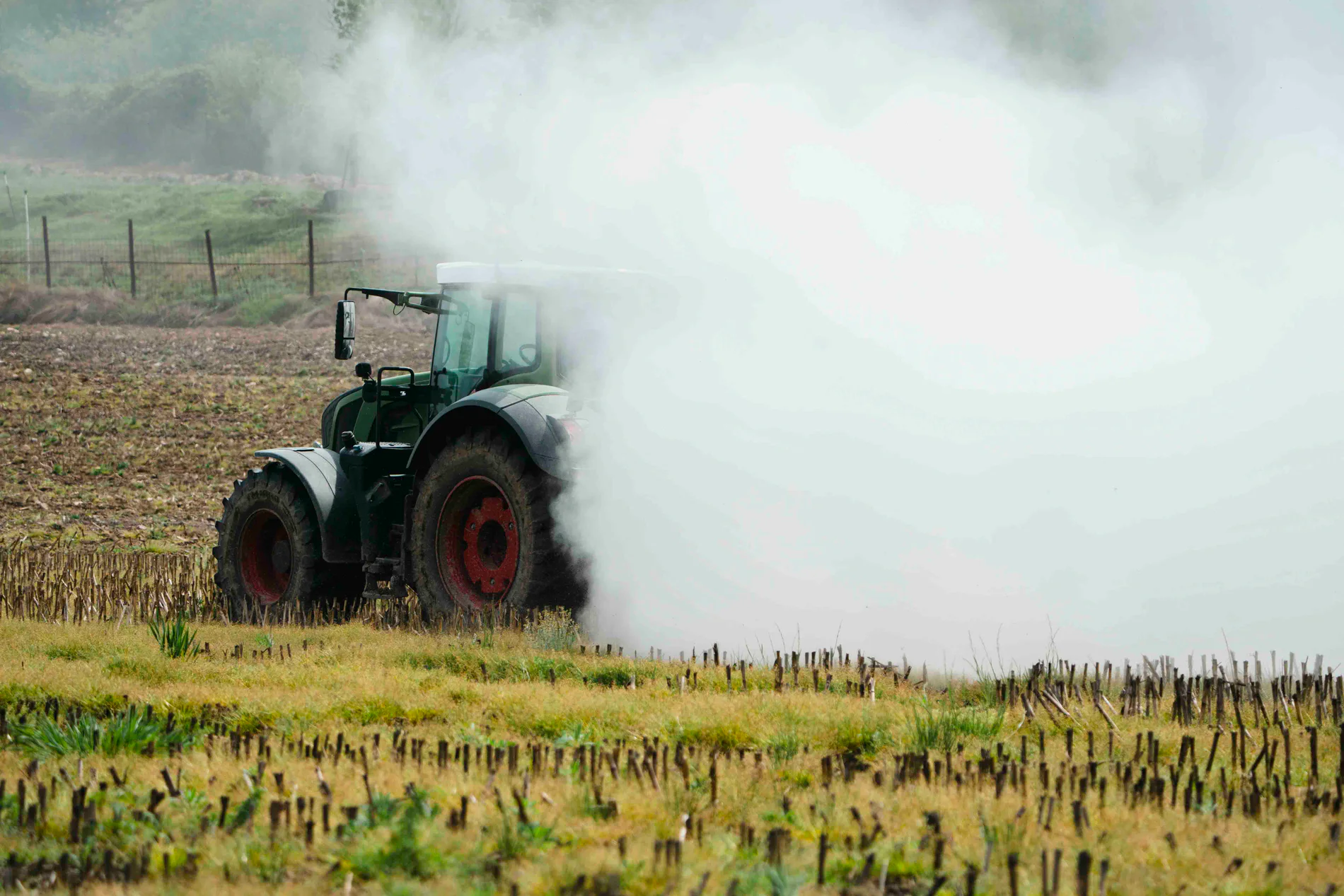 Tractor realizando trabajos agrícolas especializados en el campo