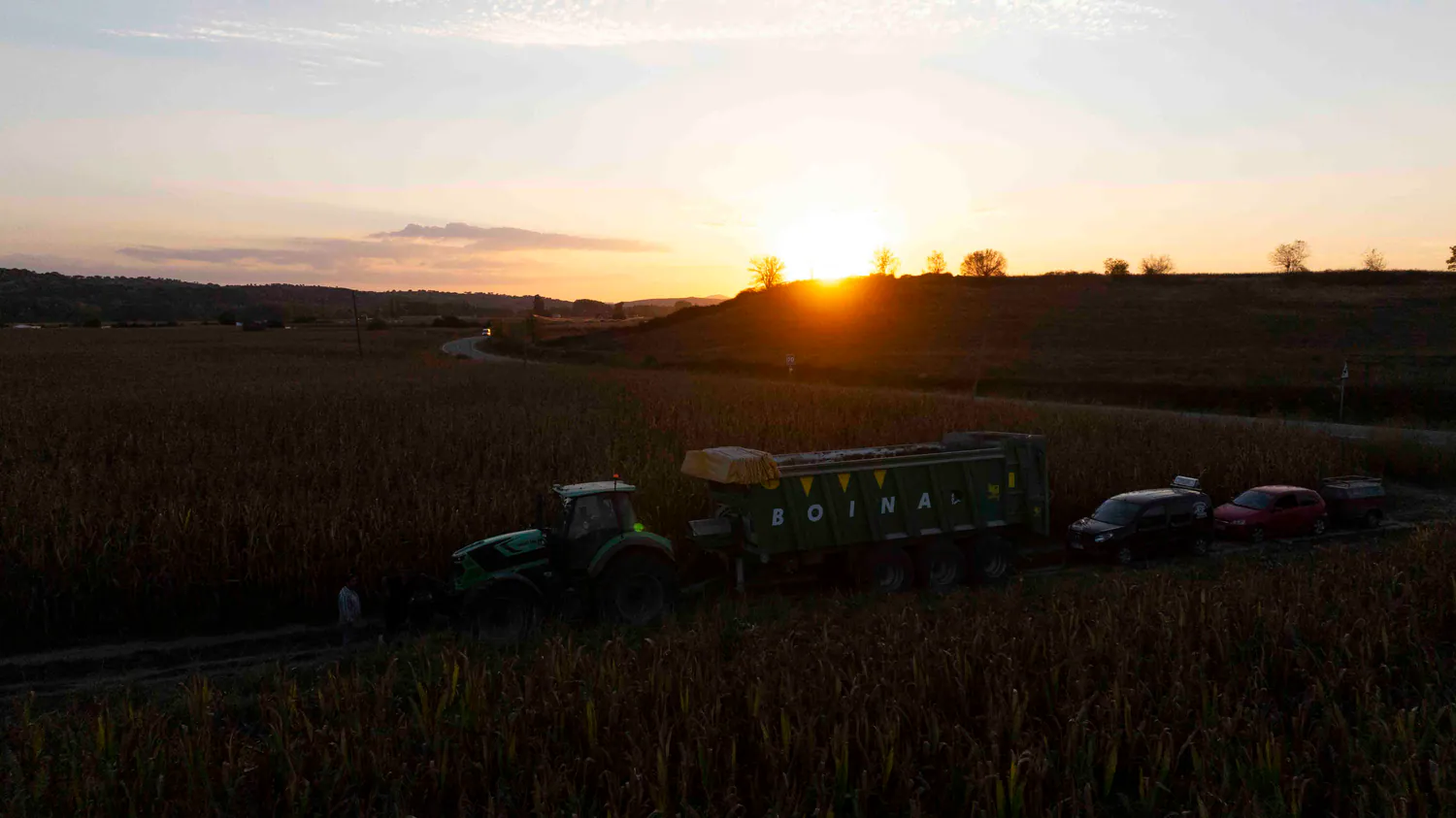 Tractor y remolque de Grupo Boina trabajando al atardecer