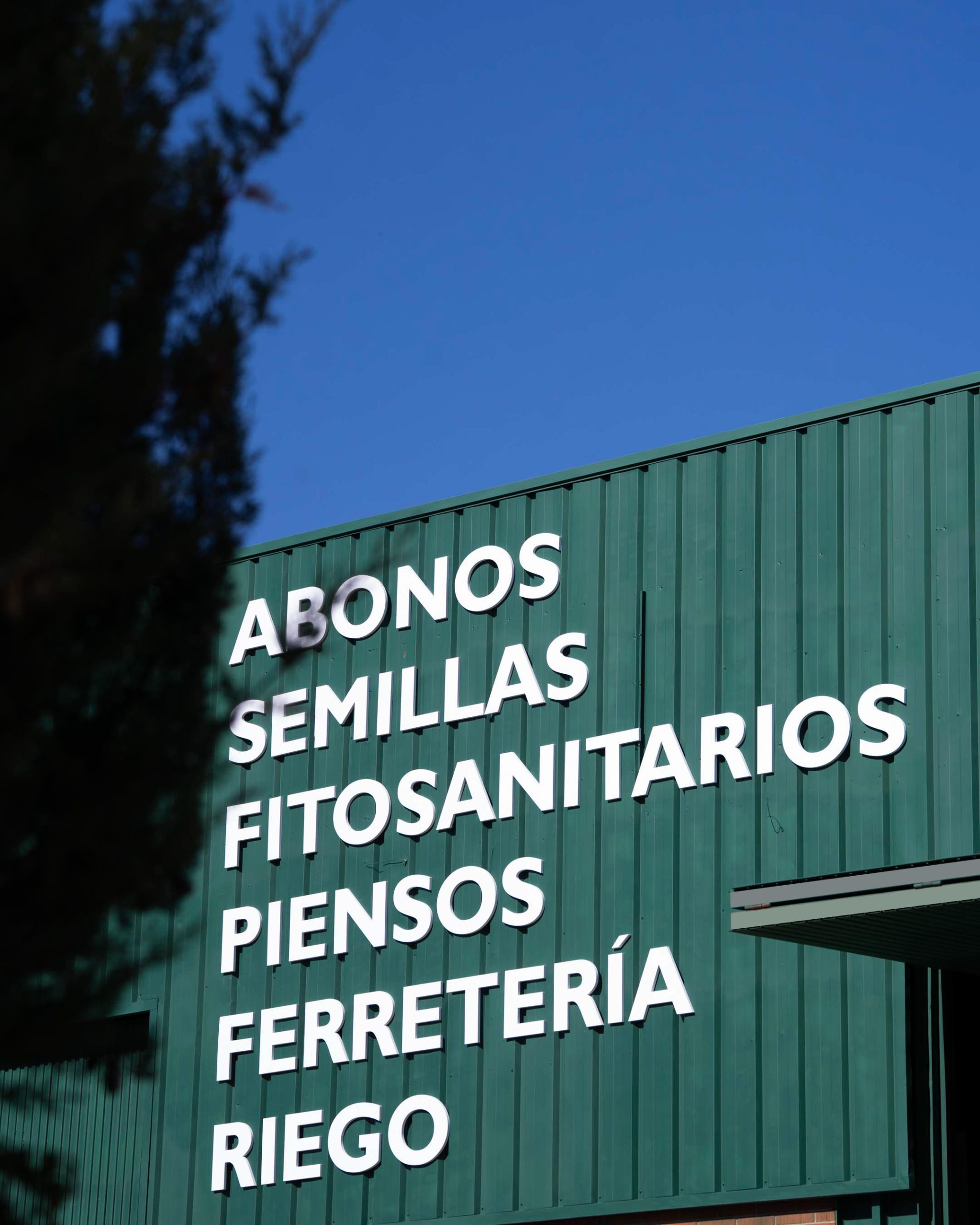 Fachada de Almacenes Boina Plasencia con abonos, semillas, fitosanitarios, piensos, ferretería y riego